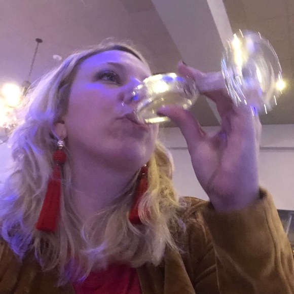 Meet your Posher, Cassandra - Picture 3 of 3